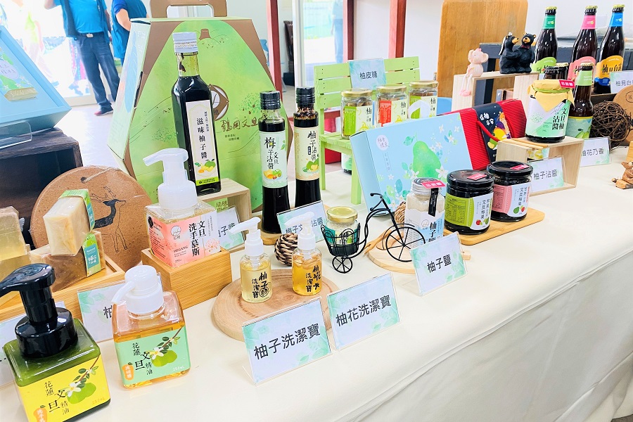 透過加工，文旦可以全果利用，可製成精油、洗潔劑等。（圖片提供／農糧署）
