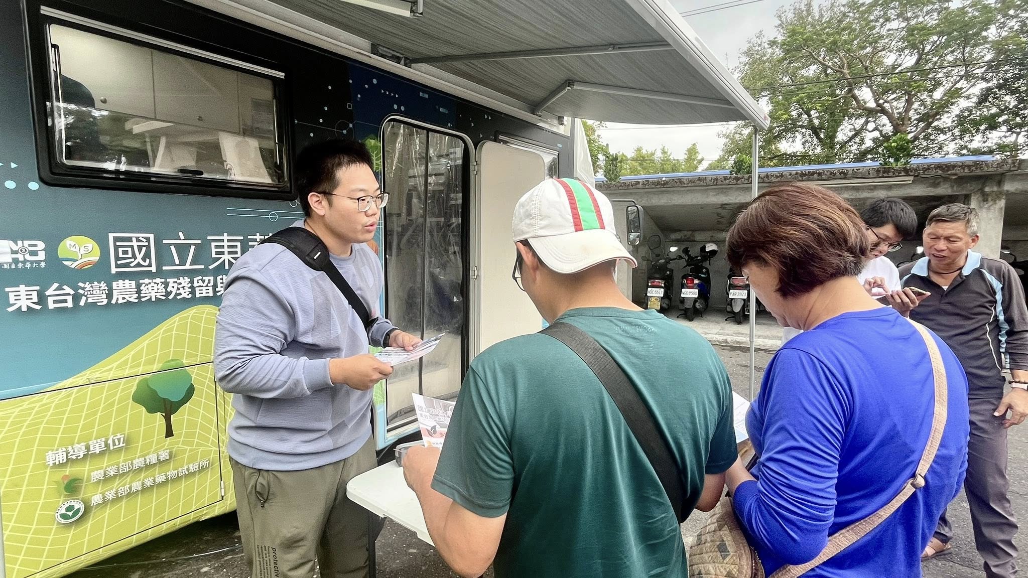 現場還有藥試所免費幫農友檢測農藥