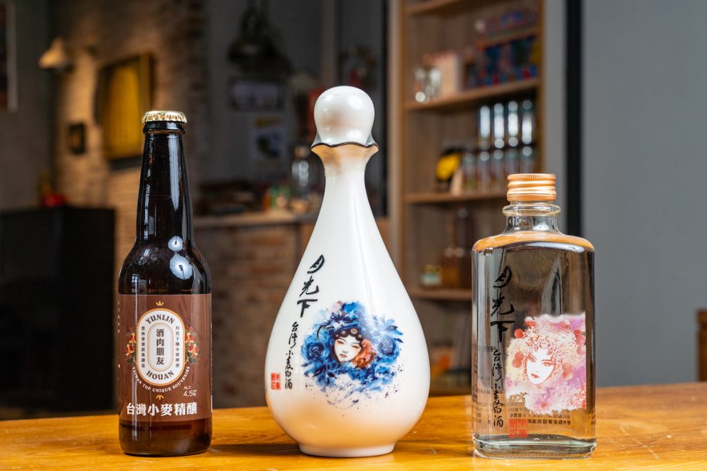 國產小麥的酒品，左一為啤酒，其他為白酒（飲酒過量，有害健康）。