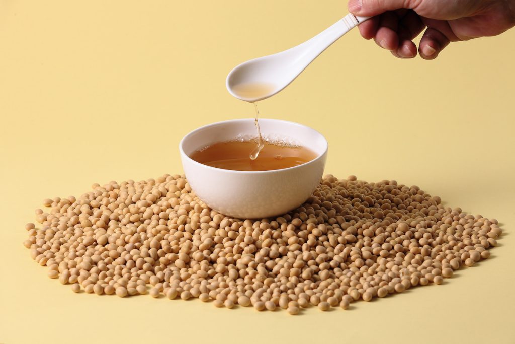 國內大豆生產成本高，農業試驗所開發「大豆植物雞精」可提高大豆價值十倍。（圖片提供／森康食品公司）