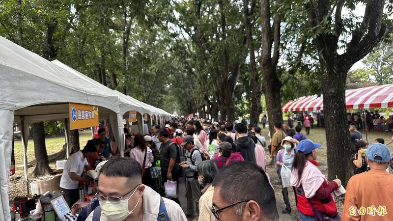 農畜聯合開放日吸引大批人潮湧入。（記者劉婉君攝）