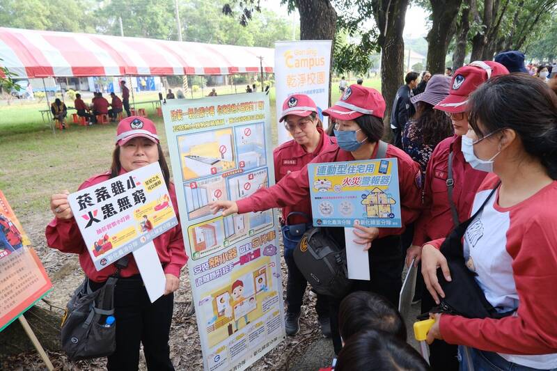 台南市消防局第4大隊新化分隊與新化婦宣分隊宣導滅火器使用方法和CＯ一氧化碳等防災應變知識。（新化消防分隊提供）
