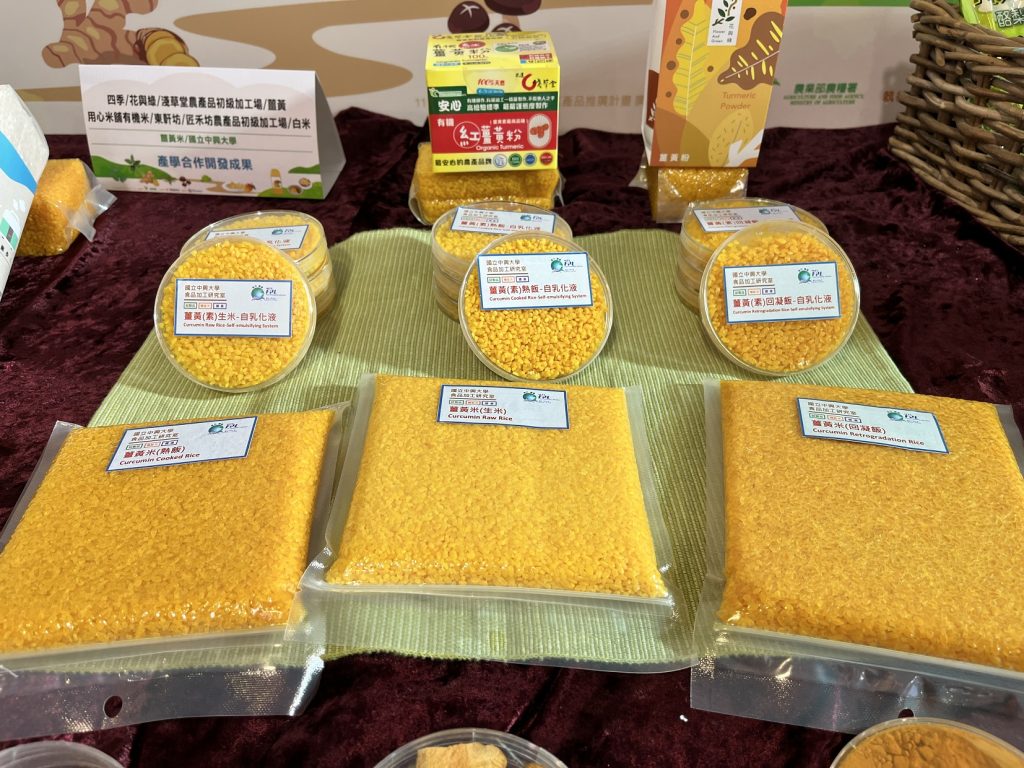 中興大學食品暨應用生物科技學系特聘教授江伯源開發「薑黃機能米製備技術」，有助白米產銷平衡，拓展外銷。（攝影／游昇俯）