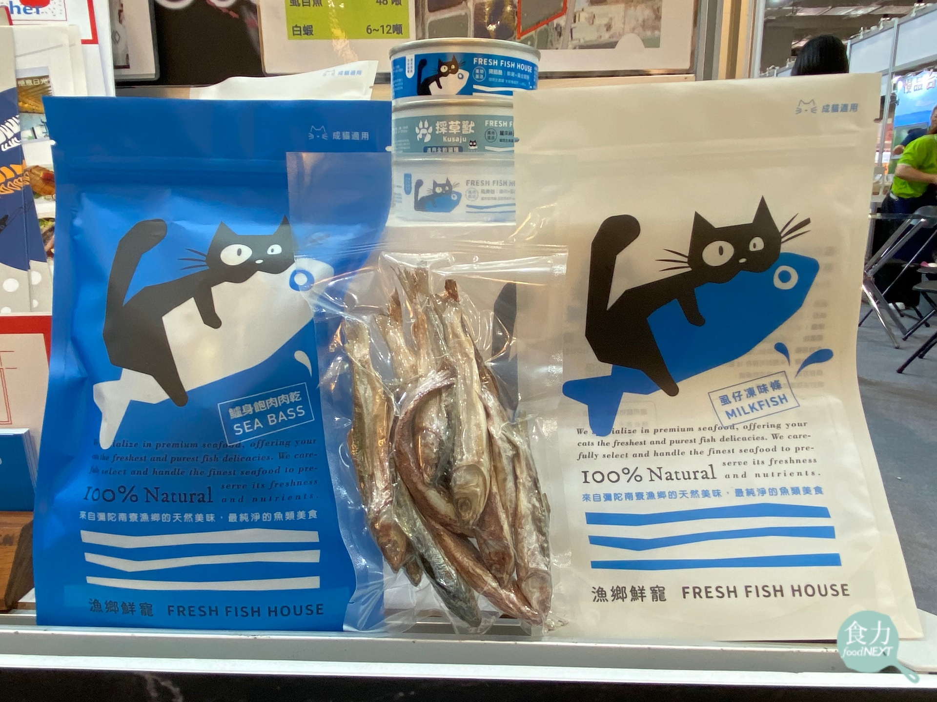 責生有限公司的「漁鄉鮮寵」寵物食品品牌，使用無垢永續生態工法飼養的漁獲作為原料。其中「虱仔凍味條」則是可調節漁獲生產的特殊產品。（黃筱珊攝）