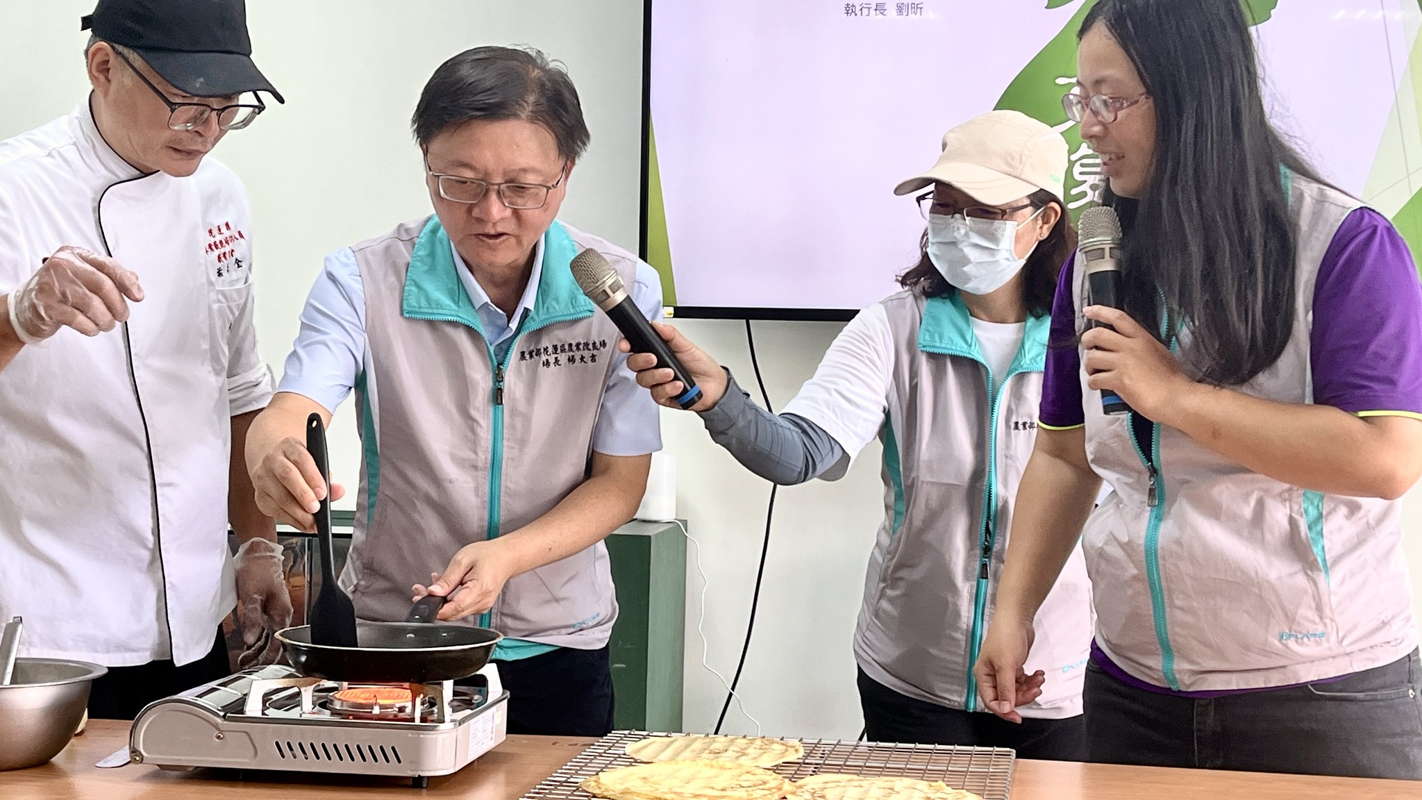 本場場長楊大吉(左二)應邀上台，現場製作了文旦千層派