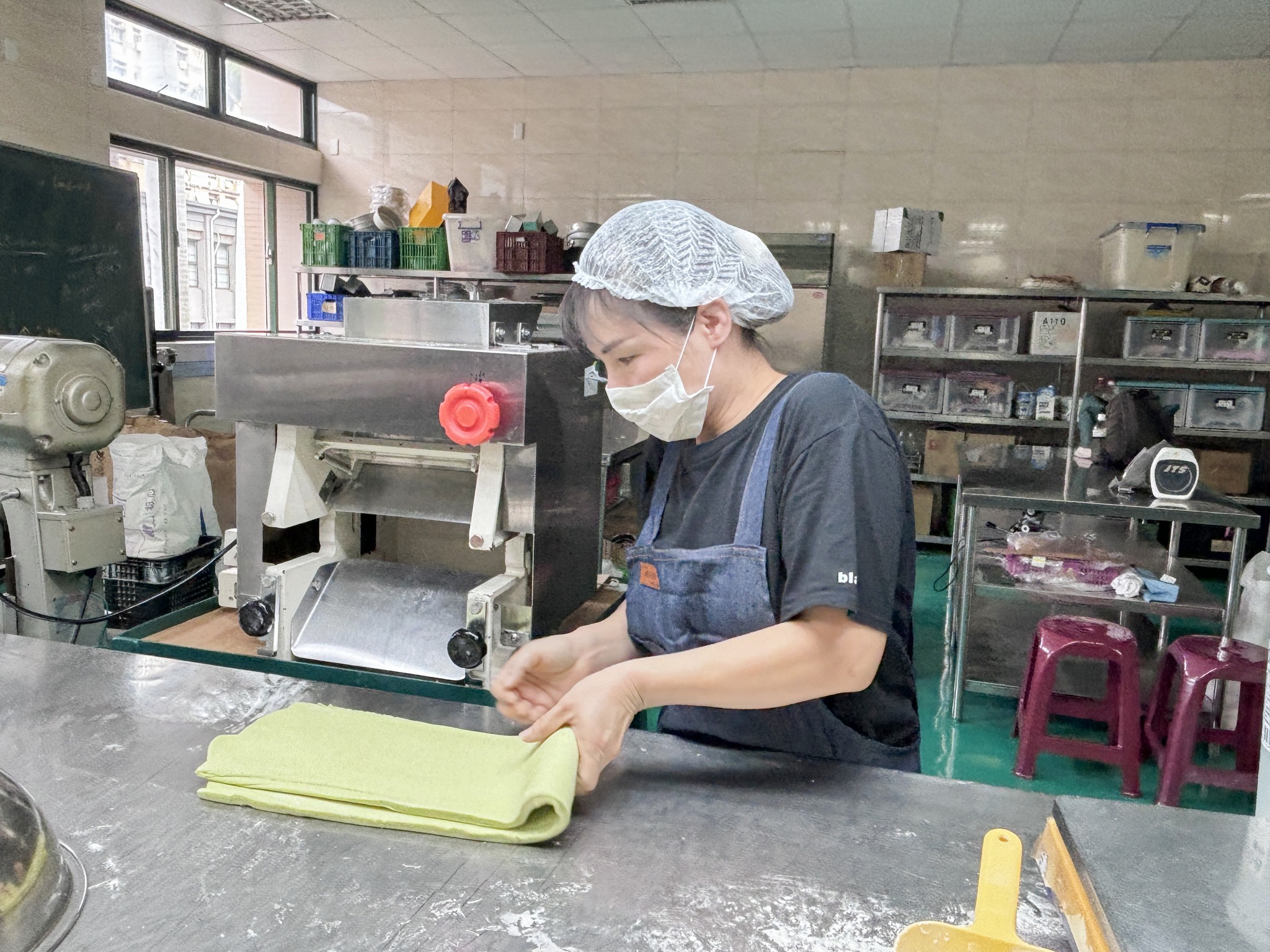 學員實作櫛瓜麵。