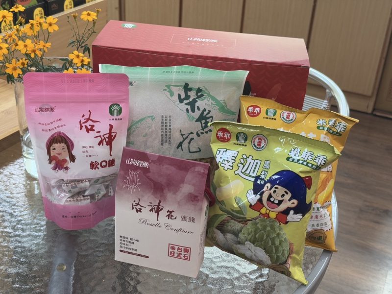 臺東縣農會開發鳳梨釋迦口味等多種在地農特產品乖乖商品。（圖片來源／「台東縣農會─東遊季採集館」臉書）