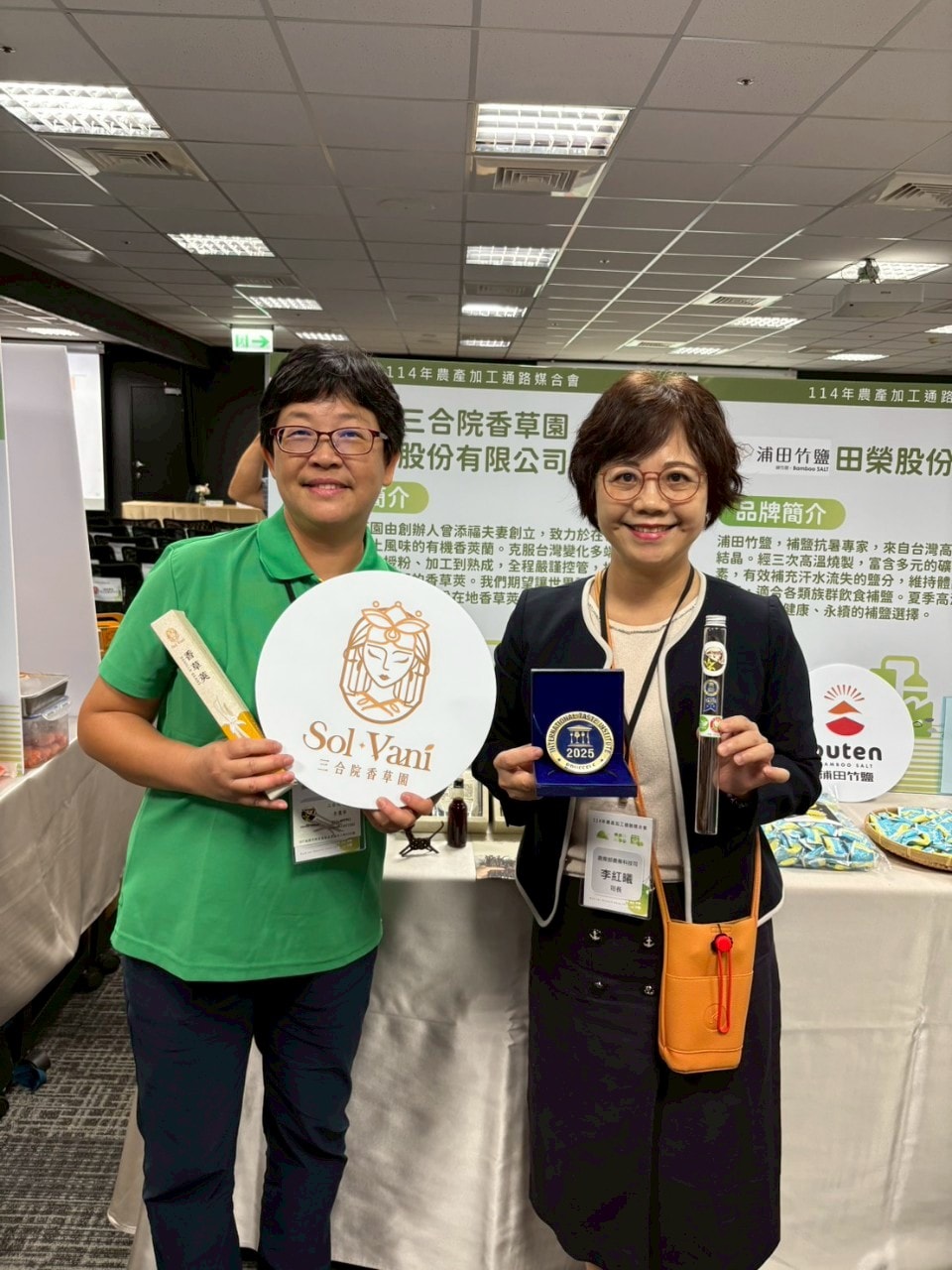 參與媒合會的農友向農業部科技司司長李紅曦介紹自家產品特色