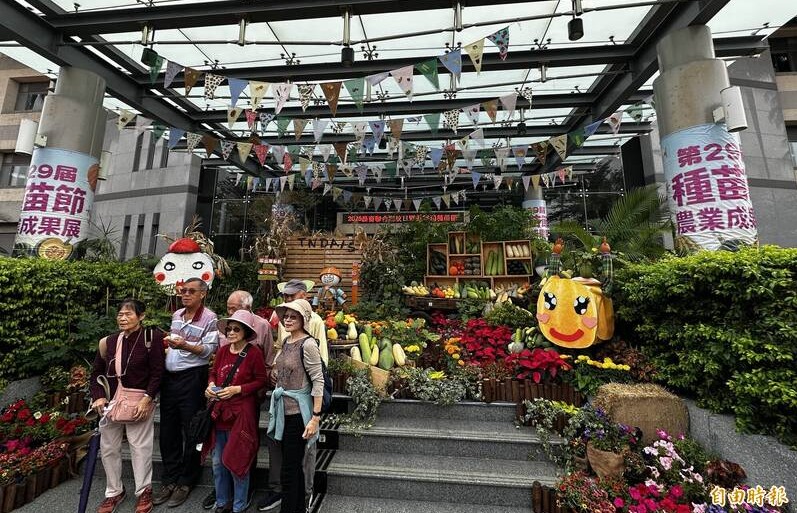 台南區農改場以各式葫蘆科蔬菜布置而成的主題展示區，成為民眾拍照打卡熱門景點。（記者劉婉君攝）