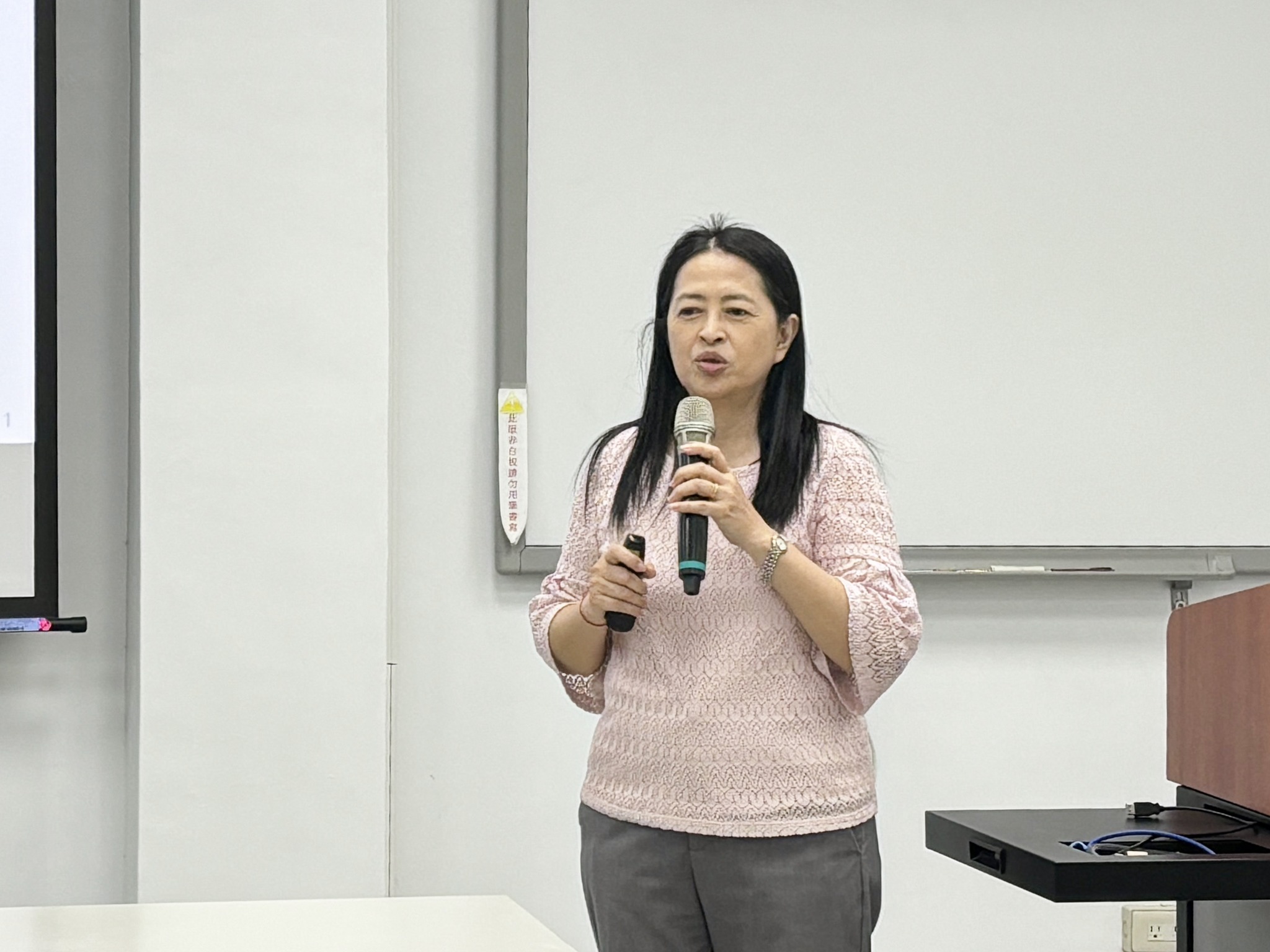 食品工業發展研究所陳玉玲研究員說明農產品加工前，需先確認原料及食品添加物是否可以使用在食品。