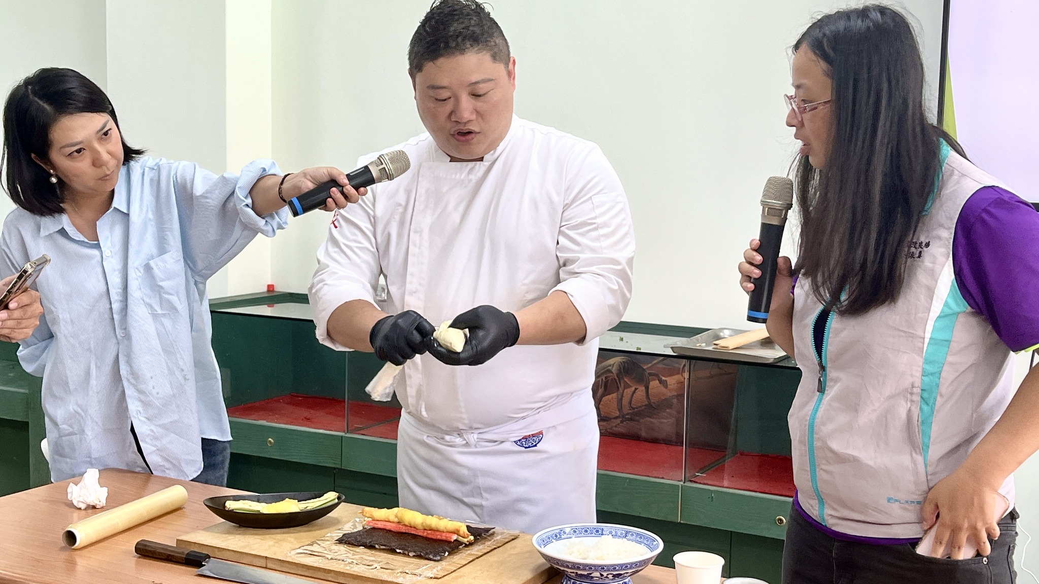 銘師父餐廳主廚莊育賢(中)，示範文旦素材風味餐飲應用