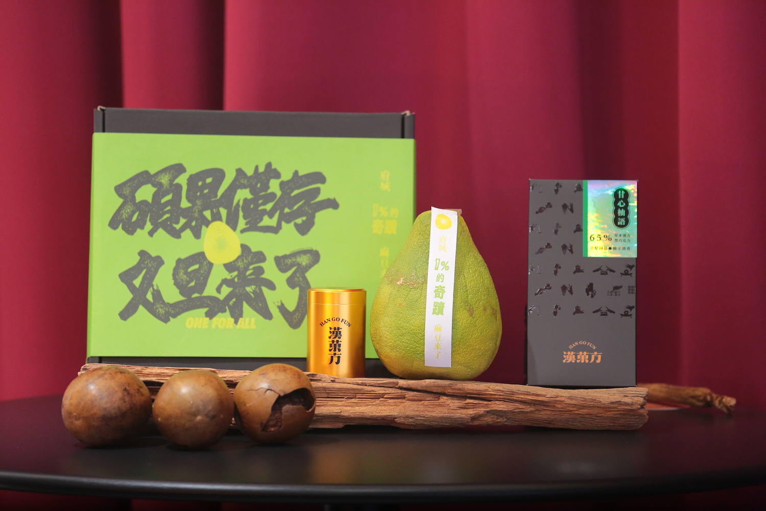 漢菓方創辦人黃柏鈞將先前落果製成漢方巧克力，搭配僅剩柚子組成禮盒。（上、下圖攝影／林怡均）