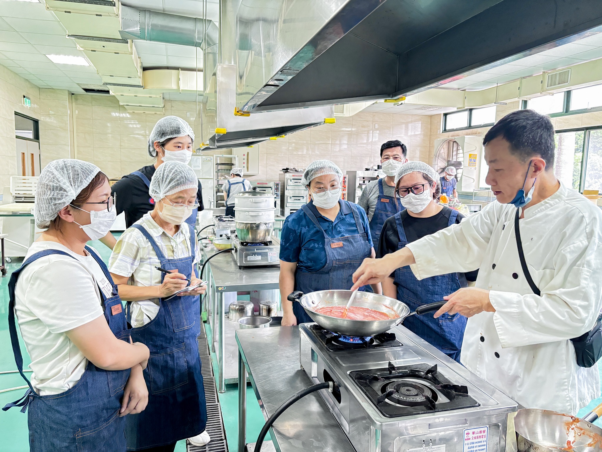 趙傳銘技術員示範「番茄醬」作法。