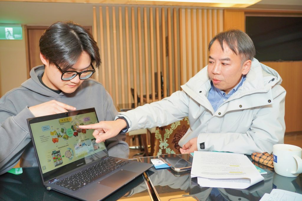謝昌衛與研究團隊成員介紹農業生技技術研發。其中電場保鮮技術已開始應用在鳳梨、香蕉等水果的保鮮，擴大它們的應用範圍。