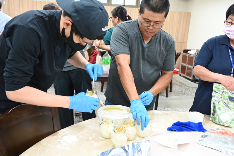 學員於淺漬蔬果實作課程製作柚香水蘿蔔