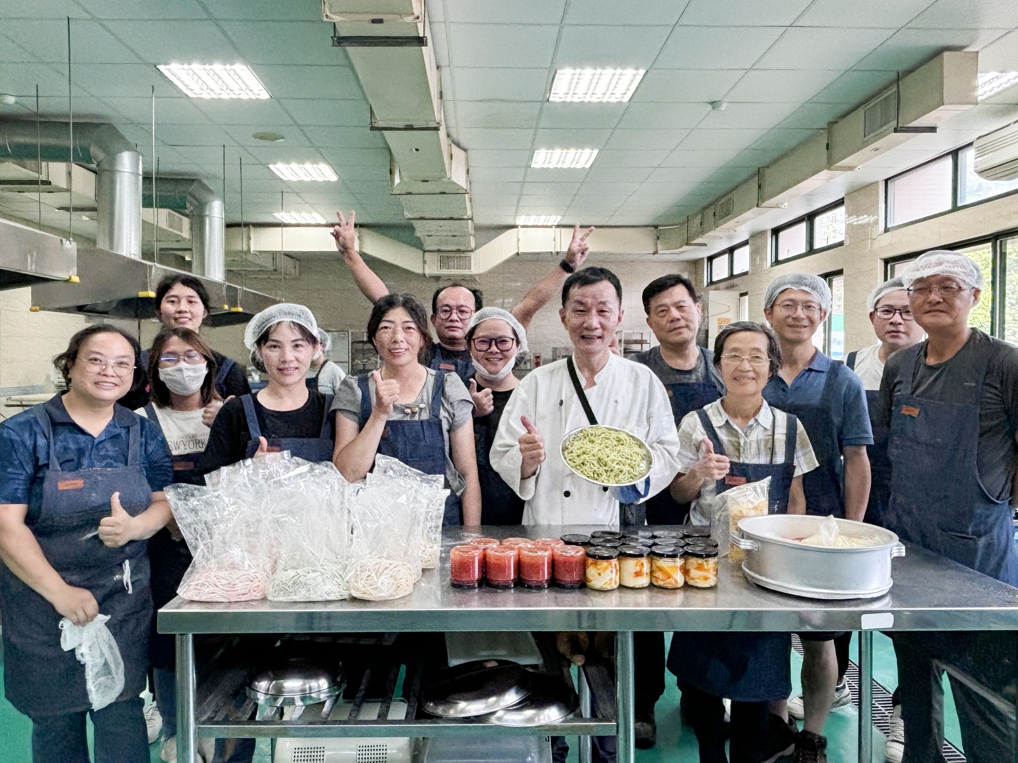 趙傳銘技術員、學員與實作成果合影。