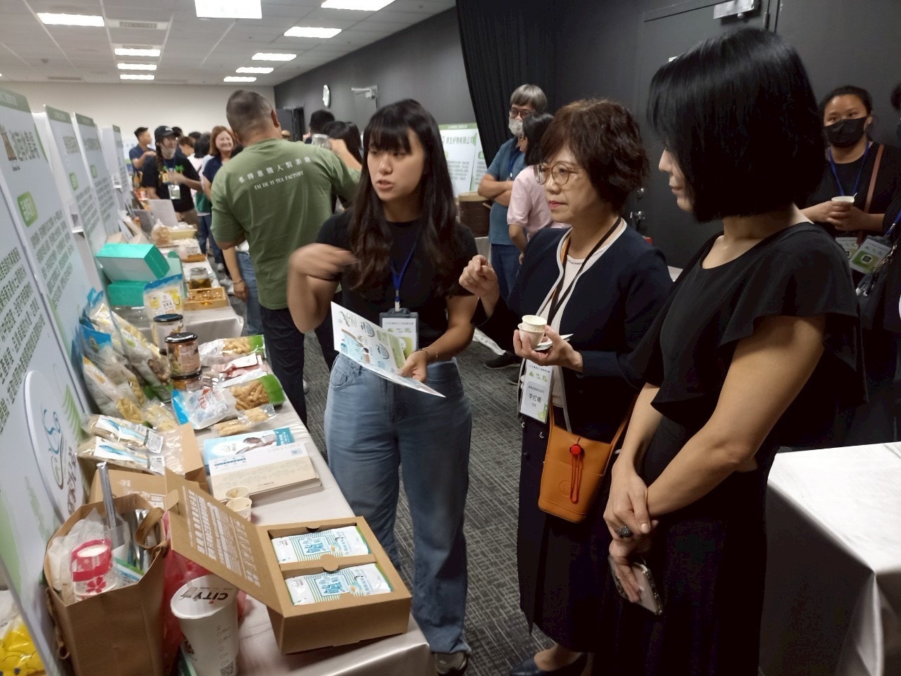 參與媒合會的農友向農業部科技司司長李紅曦介紹自家產品特色