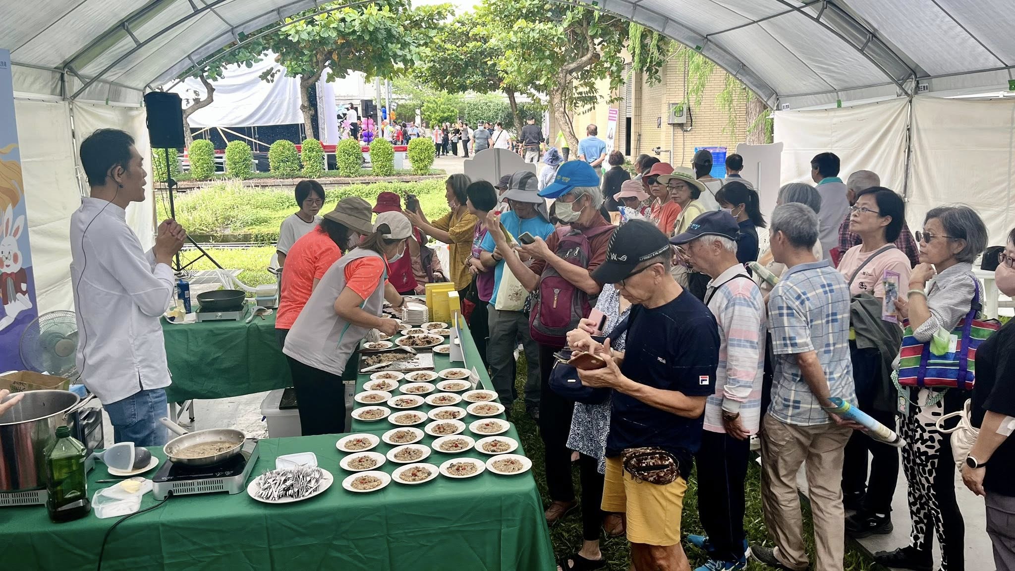 為了品嚐仙草烏骨雞燉飯，聚集了眾多的民眾