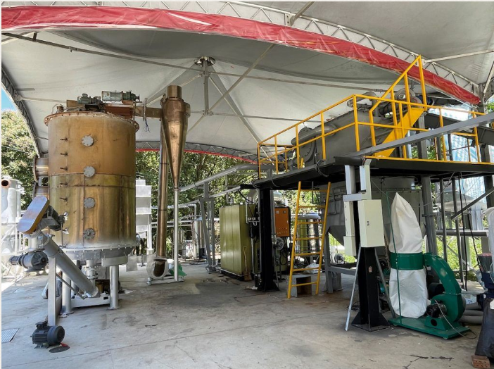 新竹分署「南庄地區林業剩餘資材循環利用系統」兼具生質物氣化爐、精油萃取等功能，可將林木剩餘資材轉換為有效資源。（圖片提供／新竹分署）