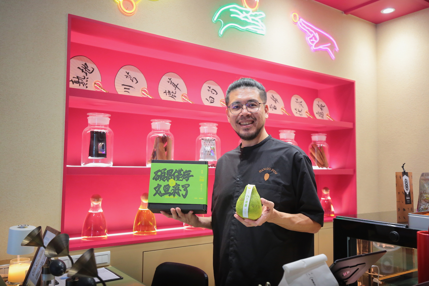 漢菓方創辦人黃柏鈞將先前落果製成漢方巧克力，搭配僅剩柚子組成禮盒。（上、下圖攝影／林怡均）