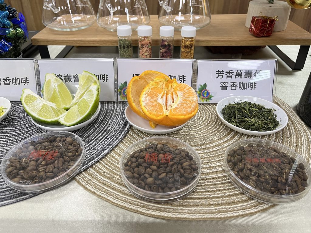 農業部茶及飲料作物改良場開發「咖啡香氣窨製技術」，讓咖啡帶有顯著檸檬、柑橘、桂花、玫瑰、野薑花等香氣。（攝影／游昇俯）