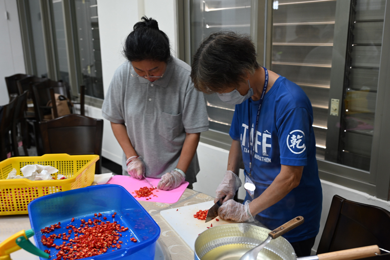 各組組員分工合作處理原料