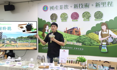 茶之魔手王賢明董事長分享相關產品。（農業部茶及飲料作物改良場 提供）