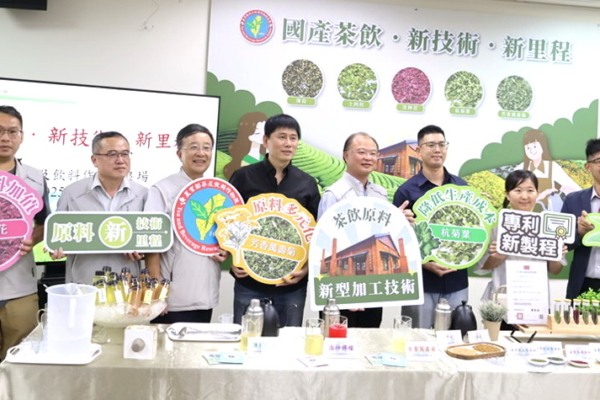 蘇宗振場長率領茶改場研發團隊及參與茶飲業者大合照。（農業部茶及飲料作物改良場 提供）