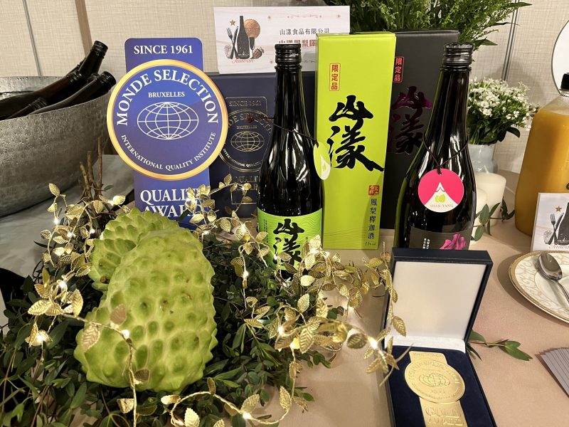 農糧署歷年輔導業者開發鳳梨釋迦產品中以山漾食品公司的「鳳梨釋迦酒」最為暢銷。（攝影／游昇俯）