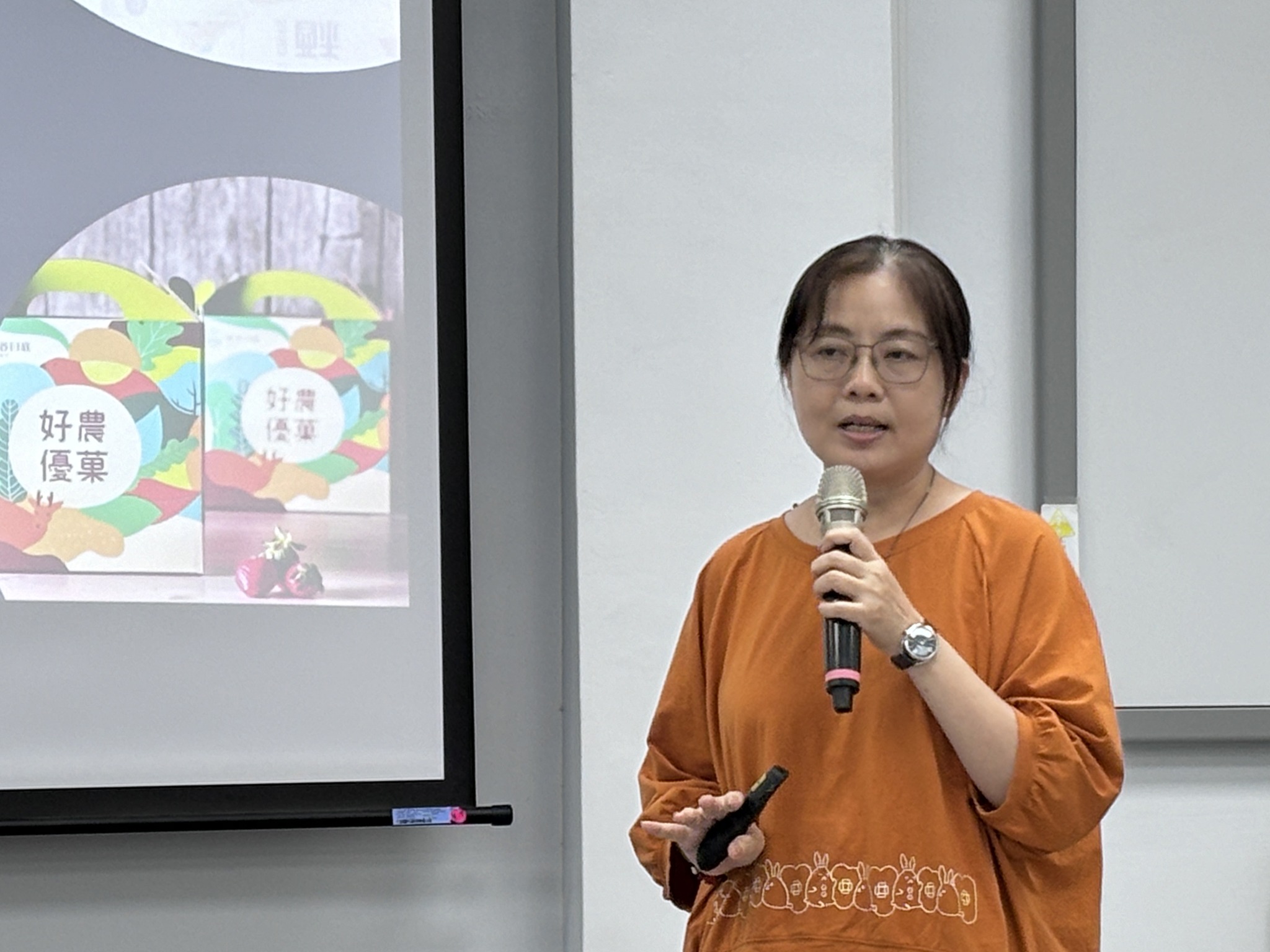 活力平方創意包裝設計有限公司林清瑩經理說明「產品包裝規劃及行銷策略」。