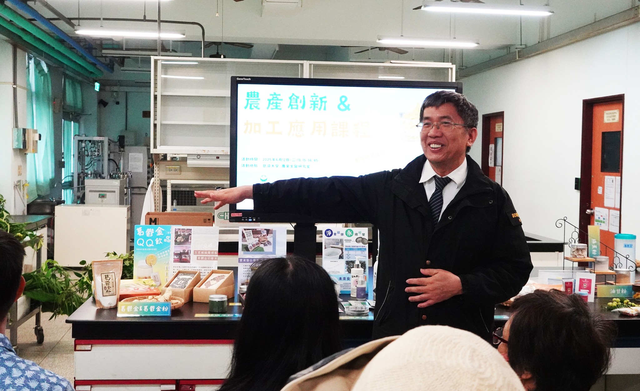 慈濟大學USR教學研究中心劉威忠講師，介紹農產品加工場