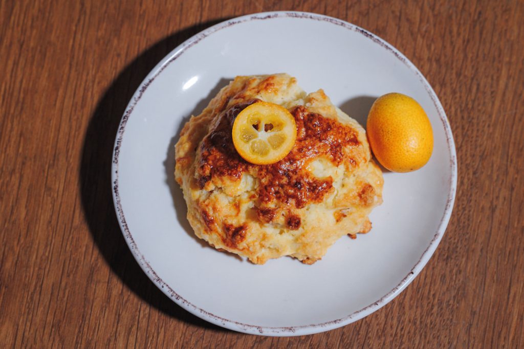 金柑司康，紮實麵包口感外，透出柑橘的香氣。