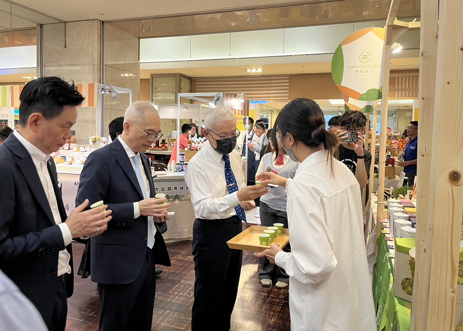 「舞間茶心」 台灣後山花園-花蓮舞鶴台地茶品牌。堅持自然農法，友善耕作，取得國際美育自然生態基金會(MOA)驗證，目前白牡丹、蜜香紅茶、大葉烏龍、有機紅玉等茶園已都全是無毒生態種植的茶葉。