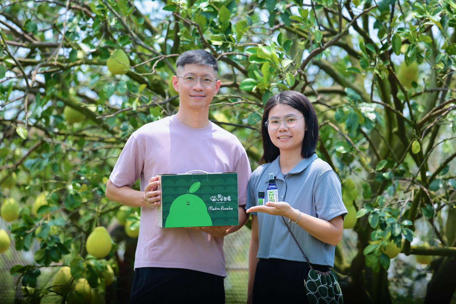 蒲公英農場今年販售僅剩的鮮果，以及落果製成的精油及純露。（攝影／林怡均）