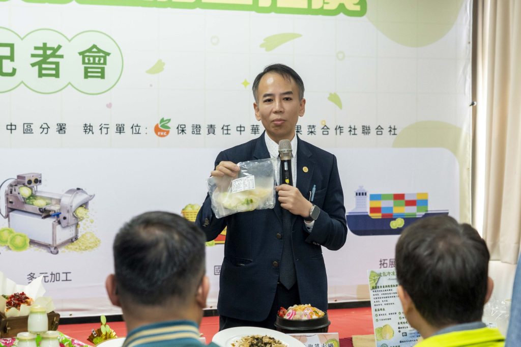 宜蘭大學副校長謝昌衛介紹運用液態氮技術所開發的冷凍高麗菜產品。（圖片提供／農糧署）