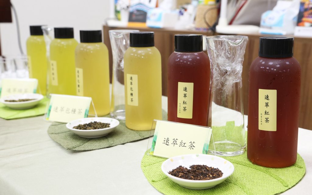 農業部茶及飲料作物改良場開發調飲茶「速萃」技術，在製茶流程中導入「濕裁切加工」新製程，讓茶葉甘甜不苦澀，原料成本可比進口茶葉低15%以上，適合手搖飲業應用。（圖片提供／茶改場）