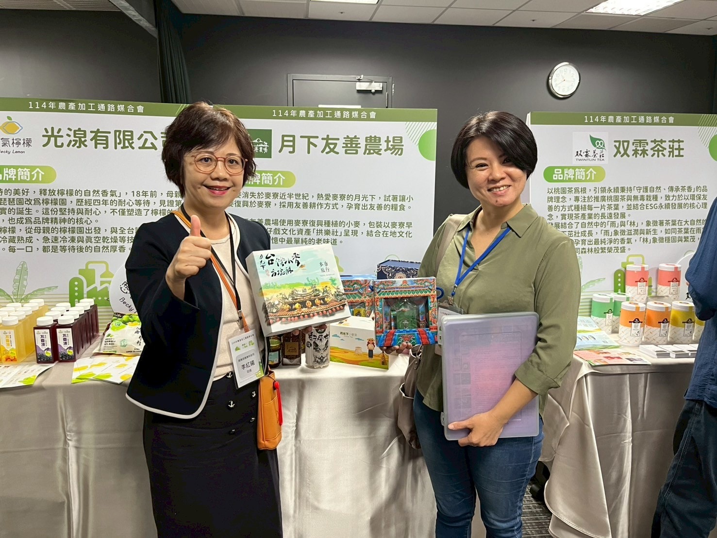 參與媒合會的農友向農業部科技司司長李紅曦介紹自家產品特色
