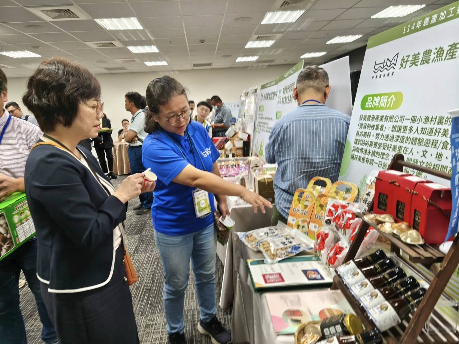 參與媒合會的農友向農業部科技司司長李紅曦介紹自家產品特色