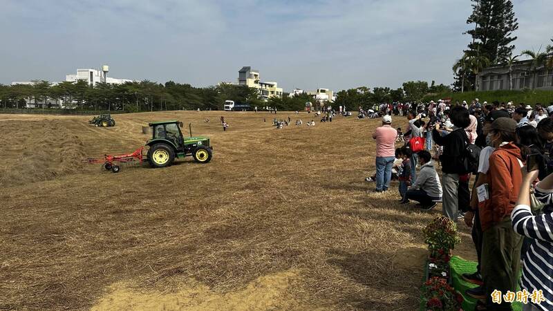 畜試所的乾草集草、打包示範，也是超人氣活動之一。（記者劉婉君攝）