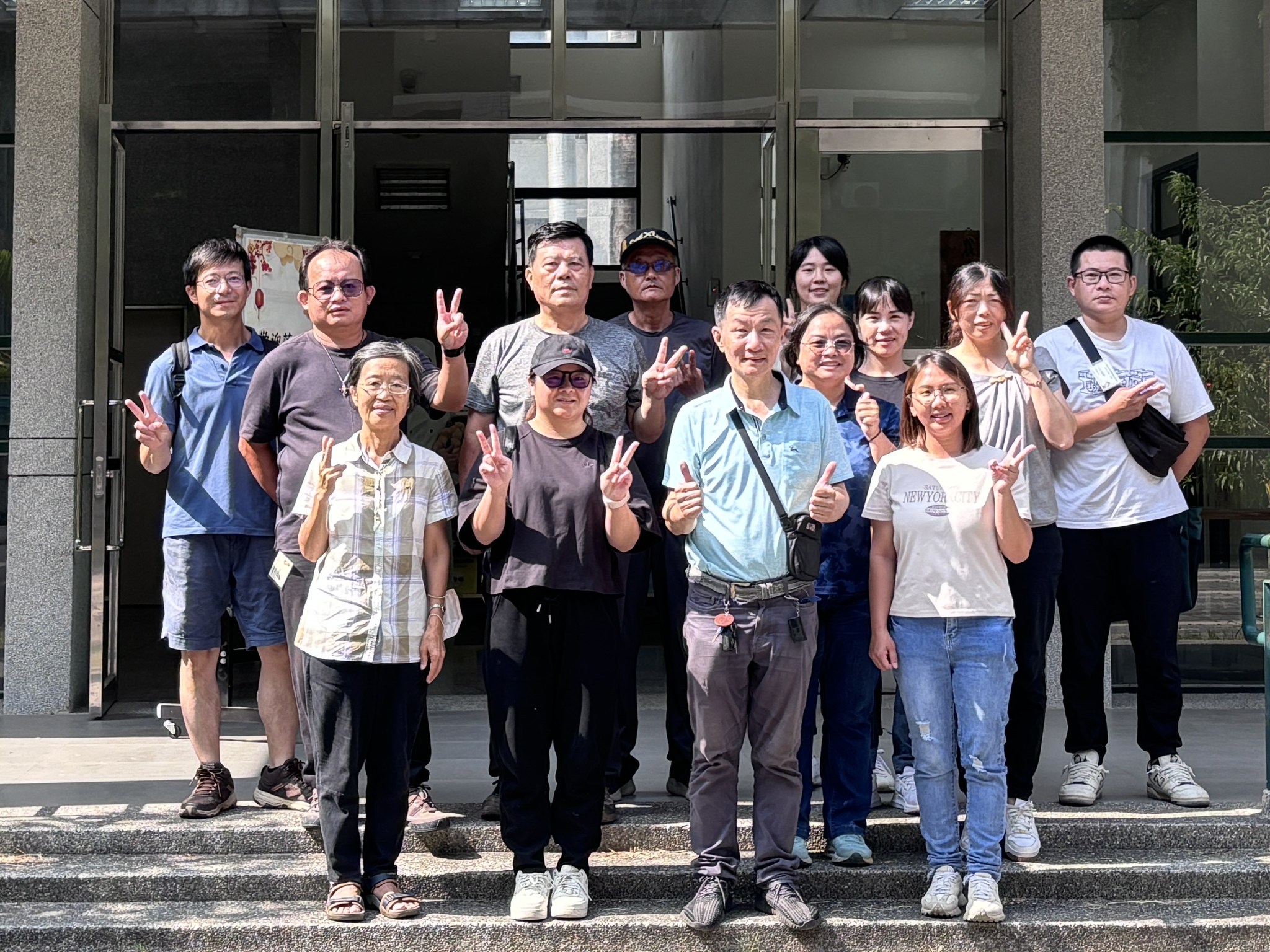 學員與國立中興大學食品暨生技實習工廠趙傳銘技術員合影