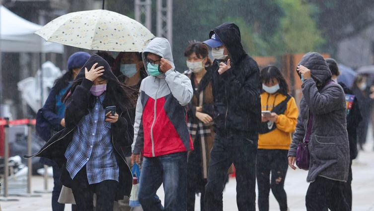 明起寒流來襲，全台急凍，氣溫驟降15℃。中央社