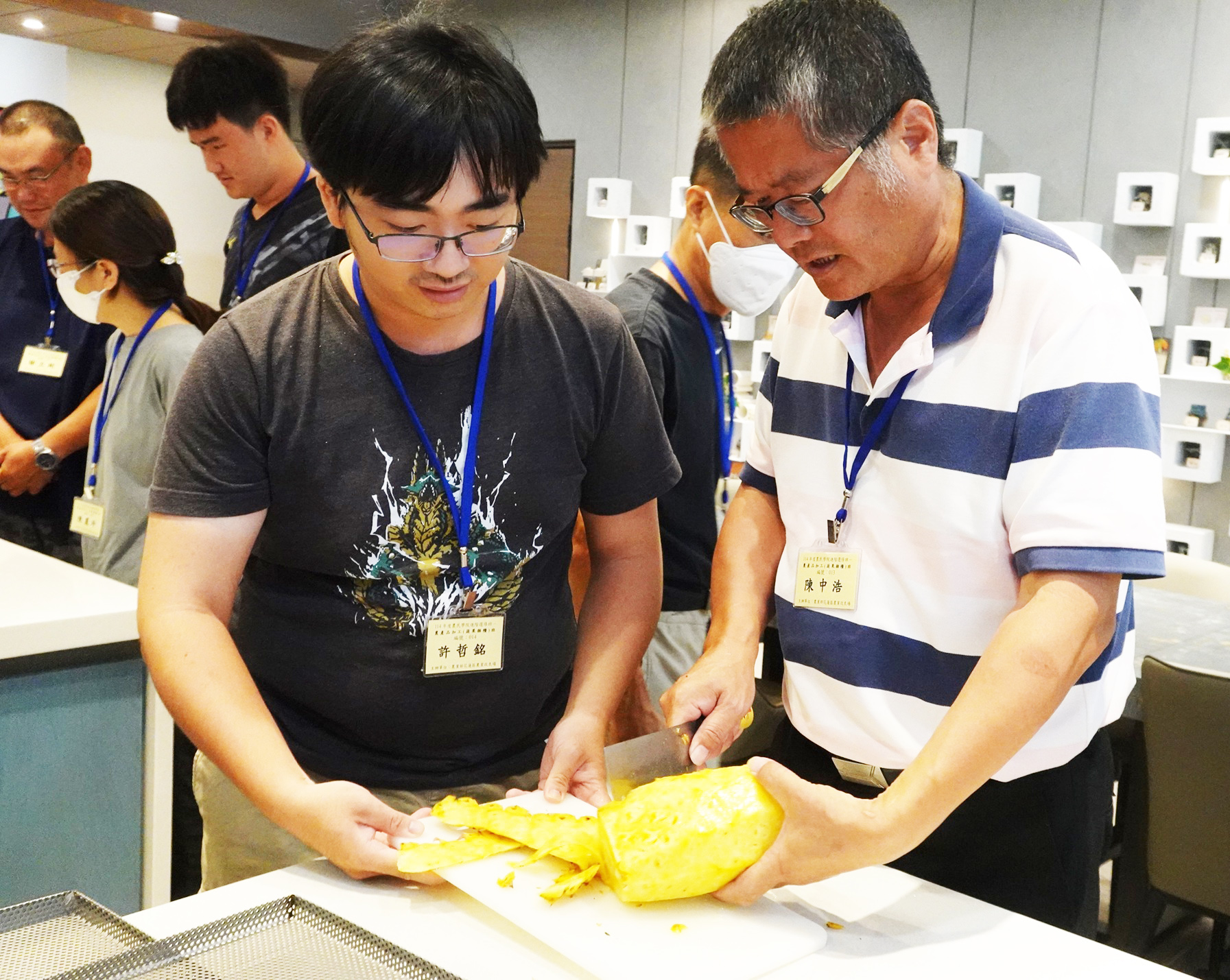 學員進行乾燥加工實作-果乾製作