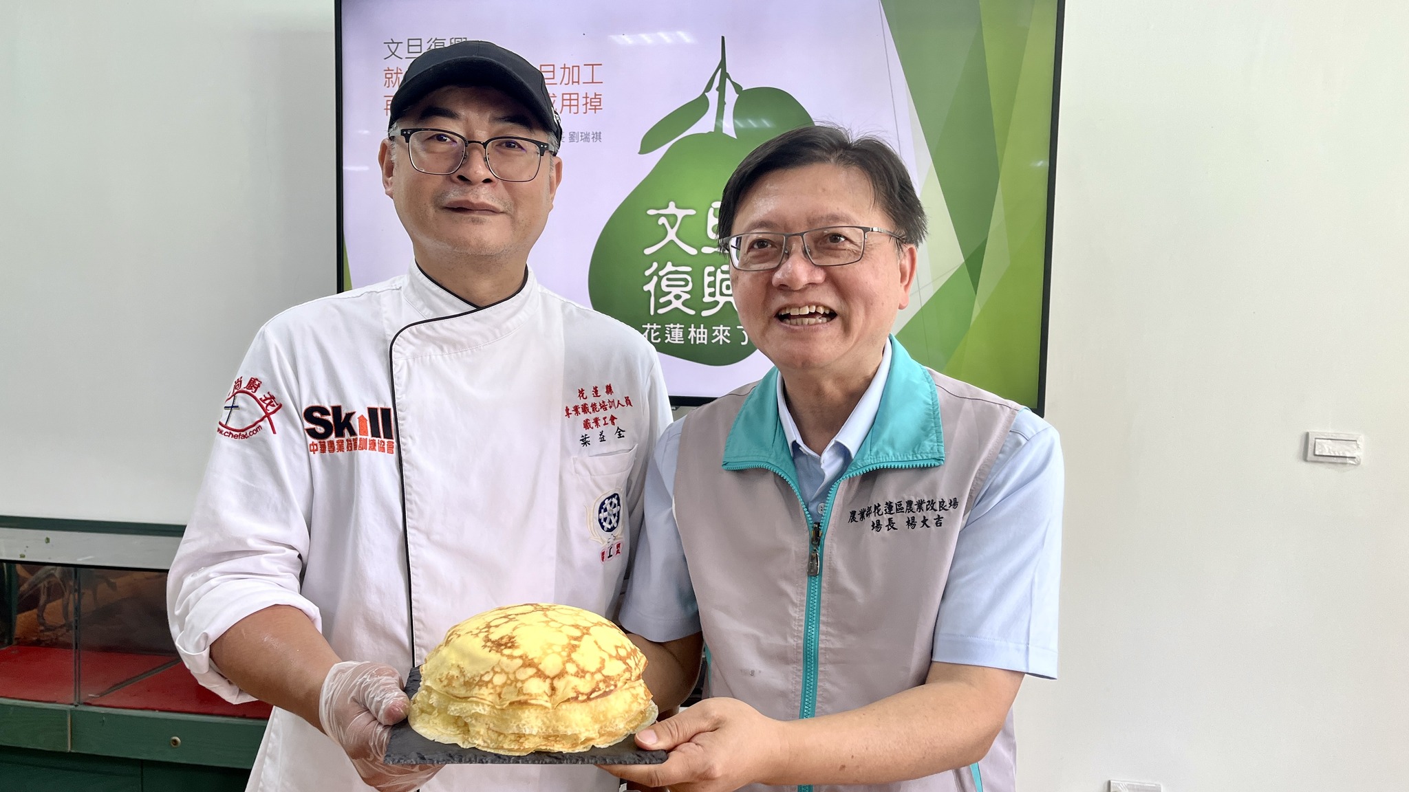 專業職能培訓人員職業工會老師葉益全(左)，現場示範了文旦素材烘焙。(右為本場場長楊大吉)