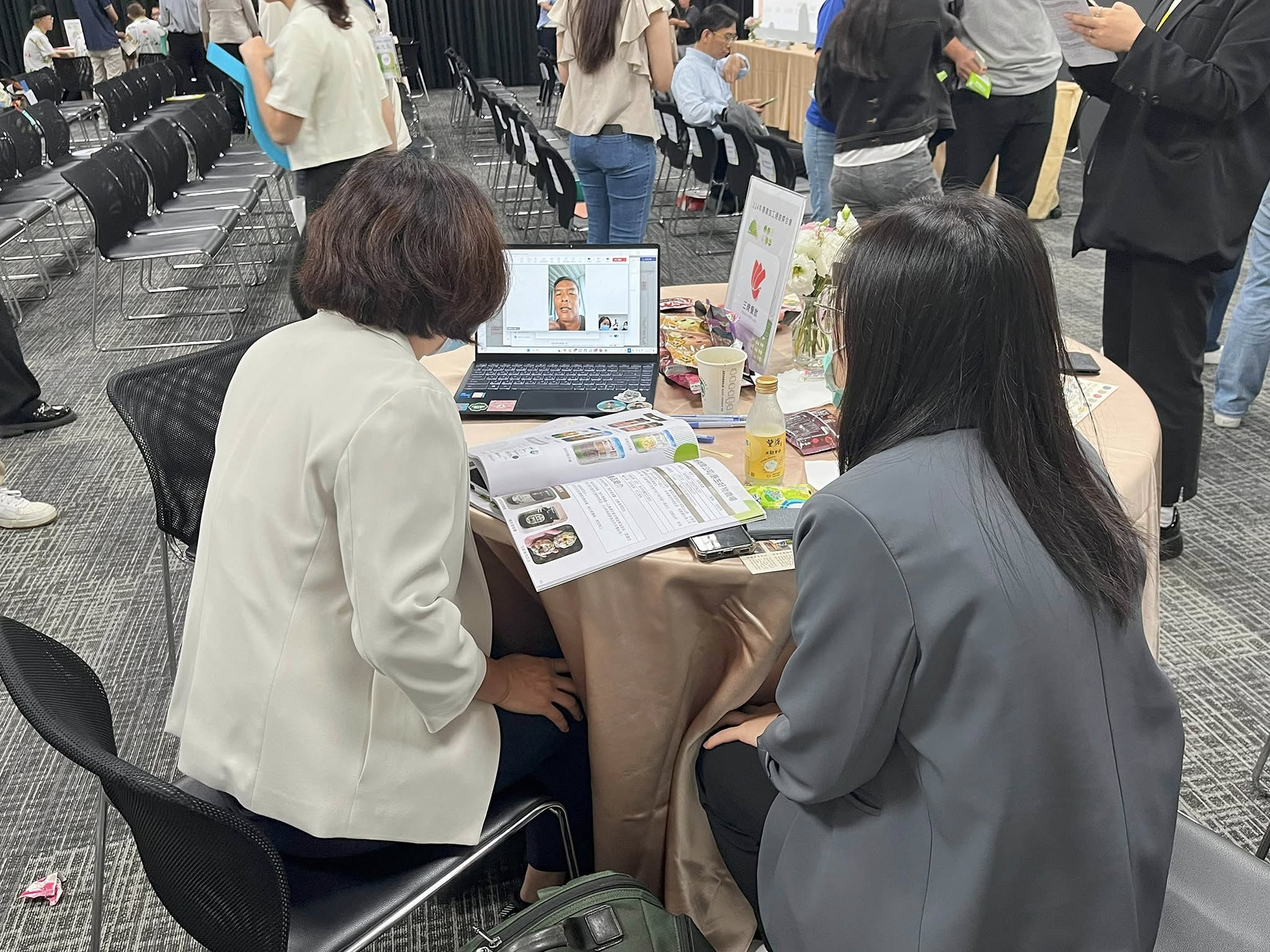 因為颱風影響無法到場的花蓮農友 我們也有連線與通路線上洽談唷😎